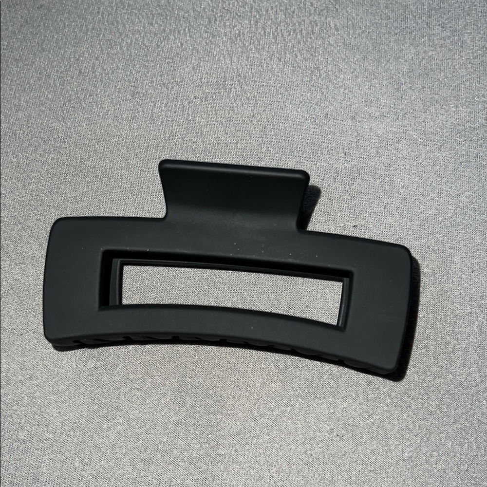 Medium Black Hair Claw Clip - Picture 2 of 4